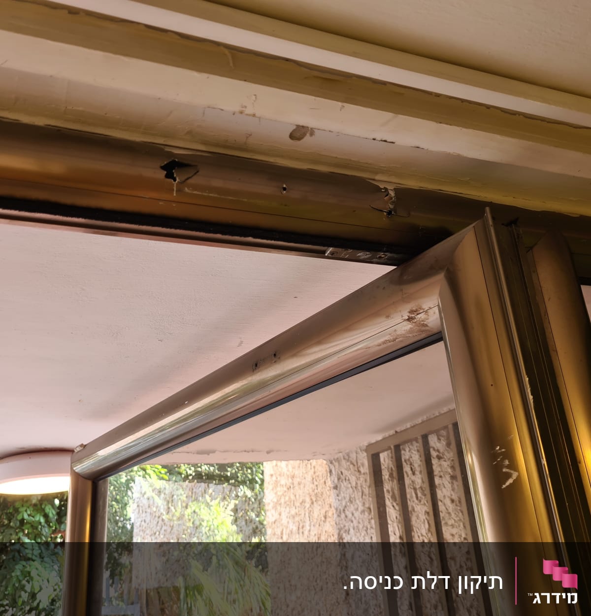 דלת מתכת עם מסגרת פגומה ותקרה חשופה